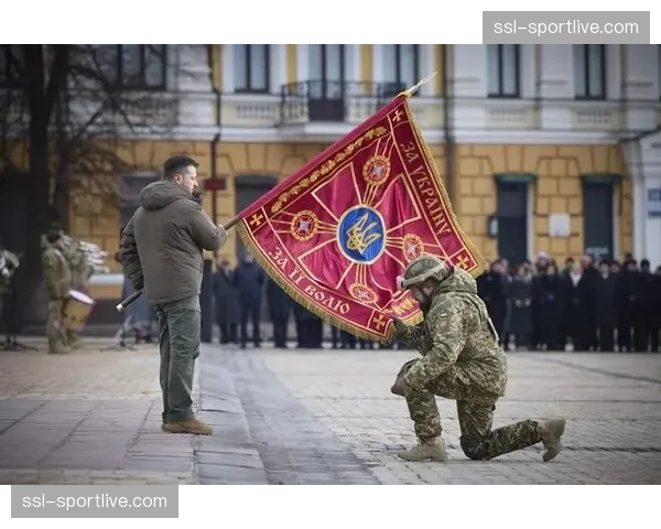 特写：逆转取胜后，巴西新星马耶拉跪地亲吻道服上的国旗
