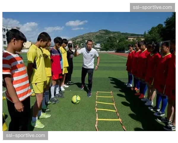 草根教练培训课程增设“空间利用”模块，肋部进攻成教学重点